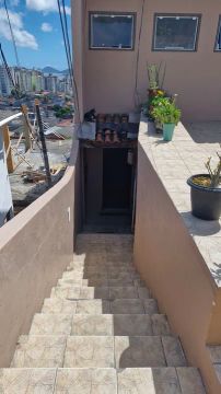 Casa no subsolo com dois quartos.