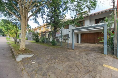 Casa ampla reformada e desocupada no melhor do bairro perto do Shopping Iguatemi.