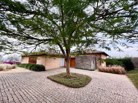 Casa no Condomínio Fazenda da Grama com 6 suítes em 3.385m² de terreno