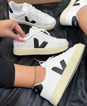 Tênis Veja V-10 Branco com detalhe preto