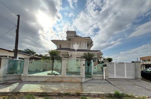 Casa Ampla e Completa  Conforto e Sofisticação para Sua Família!