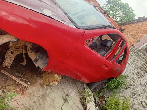 Carro para peças - Fiat Uno vermelho