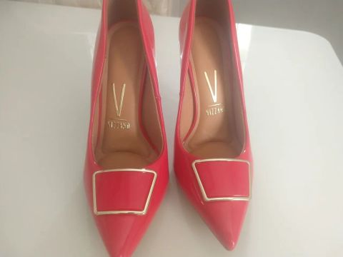 Sapatos Vermelhos de Salto Alto