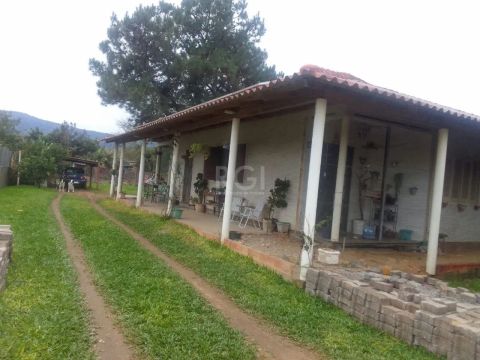 Sítio com 3 dormitórios sendo uma suíte com ótima sala em conceito aberto em meio ao livin