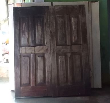 Porta de madeira maciça antiga