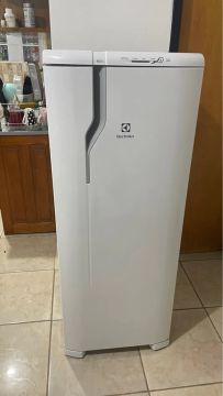 Geladeira Electrolux RE31 - 240L
