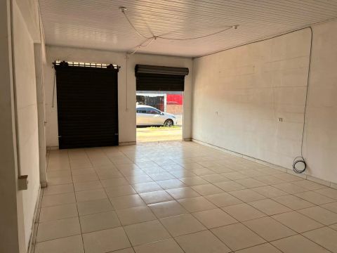 Alugo Salão na Rua Souto Maior, nº 1.048  Bairro Tijuca, com 73m2, copa e Banheiro