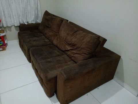 Sofá de 3 lugares em suede marrom