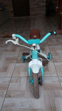 vendo uma bicicleta infantil em bom estado.
