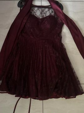 Vestido de renda vinho com detalhes em renda