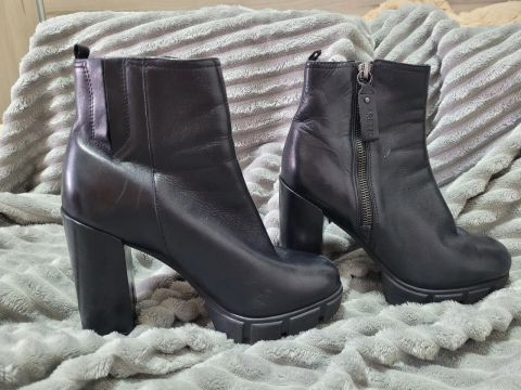 Botas de cano curto - Arezzo - Preta - Tamanho 34