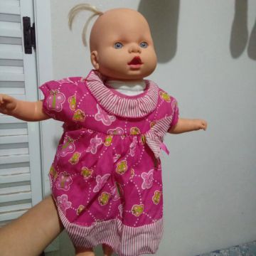 Boneca bebê com roupa de borboleta