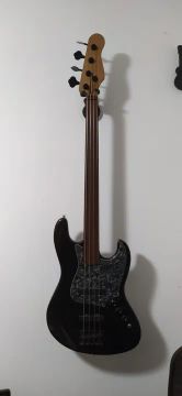 Baixo Gianini com braço fretless Karvall