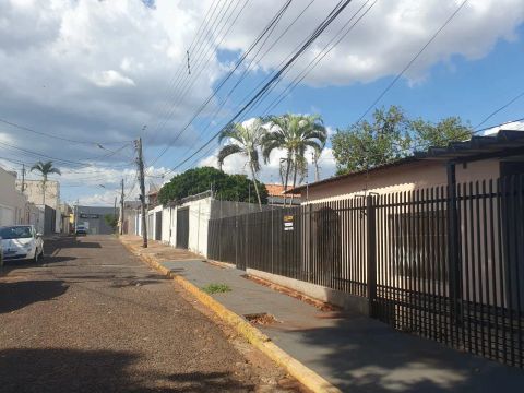 OPORTUNIDADE!!!! Casa bem localizada com (20x30) 600 mts2 de terreno .