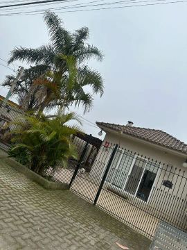 Alugo excelente casa nas três vendas. 