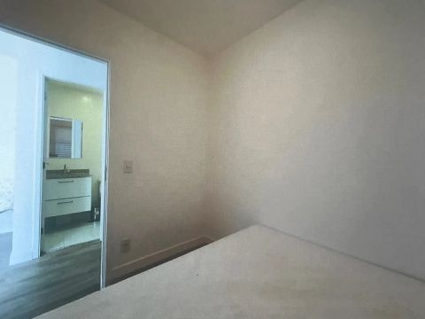 Apartamento de dois quartos para aluguel com a mobília 