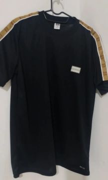 Camiseta Gucci G preta com detalhes em dourado