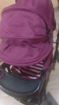 Carrinho de bebê rosa em ótimo estado