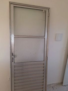 Porta de Alumínio com Vidro - Semi-Nova