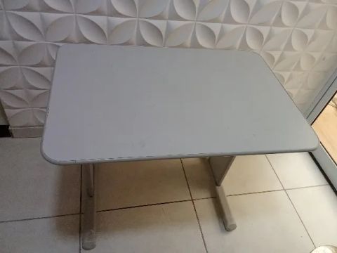 Mesinha, escrivaninha, carteira escolar...