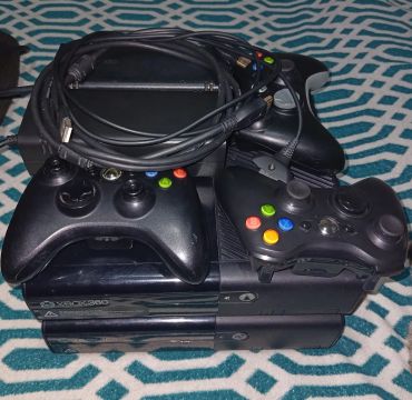 XBOX 360 COM DEFEITO, PARA RETIRADA DE PEÇAS OU CONCERTO
