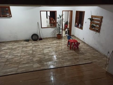 Aluga-se Casa.