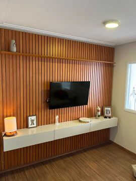 Rack de Parede Moderno com Painel de Madeira