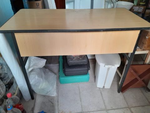Escrivaninha com gaveta 1x0.60+-
