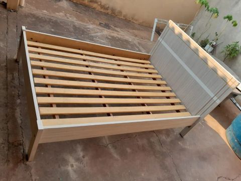 Cama de casal  349,  bem conservada  largura 1.30