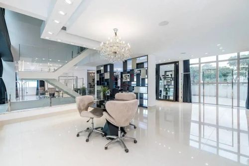 casa com 4 suítes e 10 vagas de garagem