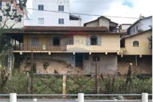 Casa em terreno de 720m no bairro Santa Amélia