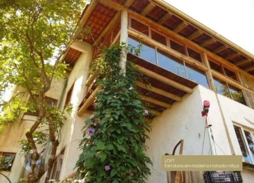 Casa à venda em Sambaqui com 196 m², 3 quartos, 1 suíte, 2 vagas