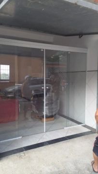Portas de vidro temperado para segurança residencial