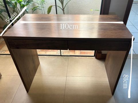 Escrivaninha semi nova de MDF (ótima qualidade) com duas gavetas