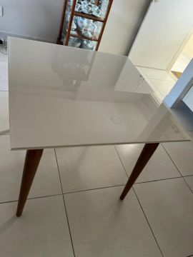 Mesa de vidro com laca  off white, pé de madeira maciça 