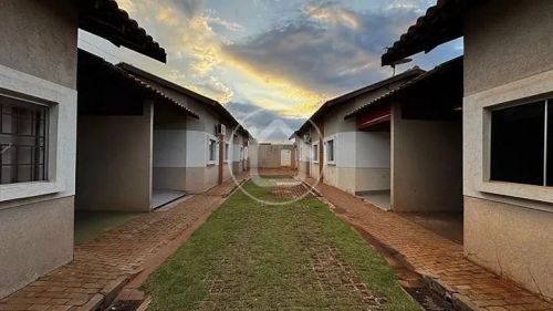 CASA MOBILIADA EM CONDOMÍNIO
