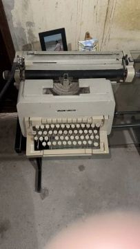 Máquina de escrever Olivetti Linea 98