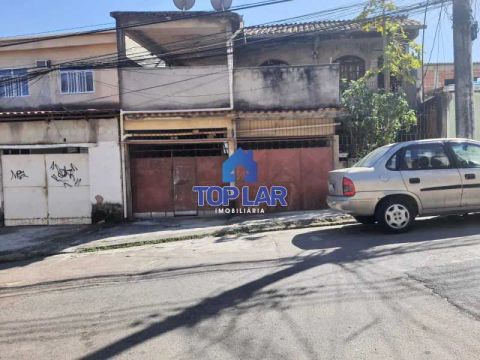 EXCELENTE IMÓVEL, DUAS CASAS , DOIS QUARTOS CADA ,  QUINTAL EM  ANCHIETA.