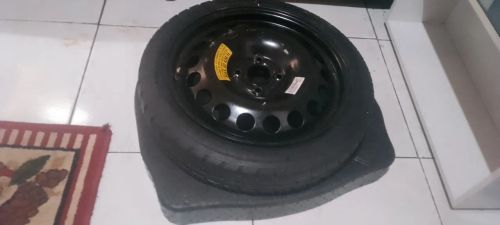 Vendo estepe fino t 115/70 R16 novo com macaco 