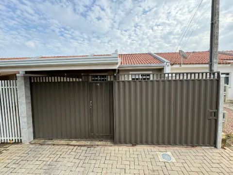 OPORTUNIDADE. Casa em Condomínio, R$ 100 Reais, c/ 2 quartos e garagem p/ 2 carros