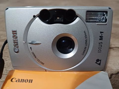 Câmera fotográfica antiga analógica Canon Ixus M-1.