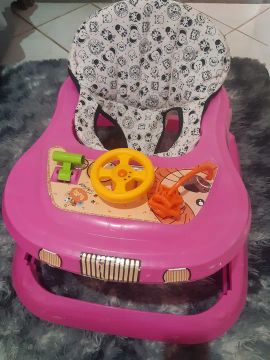 Andador semi novo + bebê conforto com 2 forros femininos