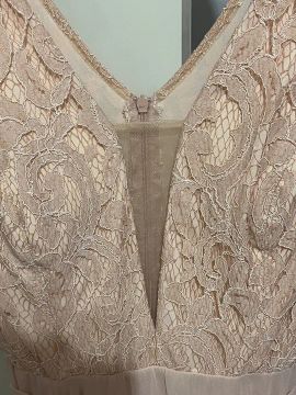 Vestido de renda nude