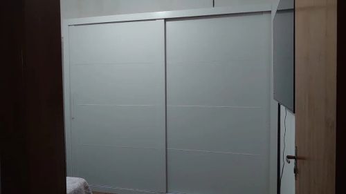Guarda-roupa branco de correr com 2 portas