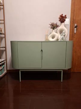 Rack aparador buffet seminovo de madeira laqueada verde oliva da loja Westwing 