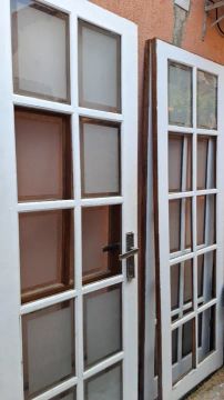 Folhas e portas para entrada em madeira maciça 
