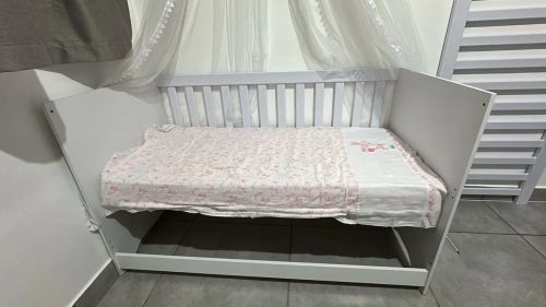 Berço de madeira branco para bebê