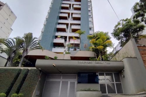 Apartamento com lazer completo para locação. Frente, sala ampla com varanda, três quartos.