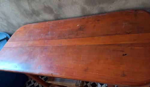 Mesa de madeira antiga