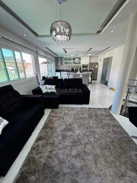 Casa Residencial com 3 dormitórios, sendo 1 suíte, e 5 vagas de garagem no bairro Jardim L